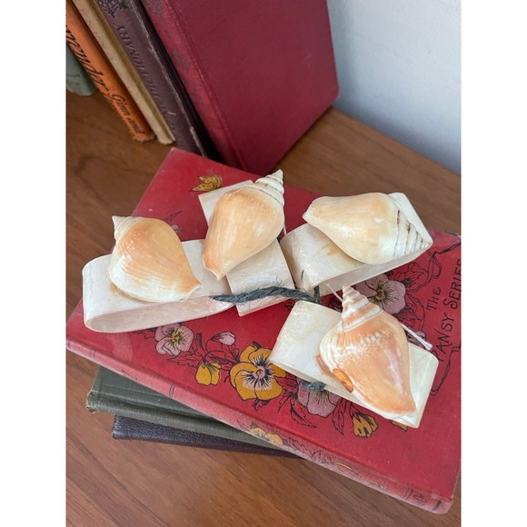 Vintage Set of 4 Seashell Napkin Rings - Picture 2 of 5